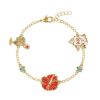 Adiciona o espírito aventureiro da Disney ao teu estilo com a pulseira com charms Vaiana da Peers Hardy. Joalharia temática leve e elegante. Descobre já!