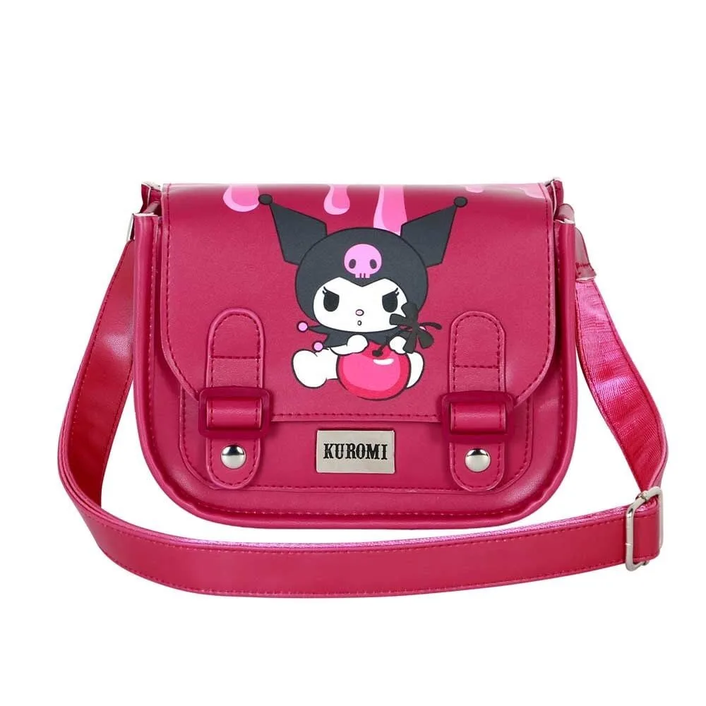 com 20 x 12 x 8 cm e tema de cerejas. Ideal para passeios e saídas de fãs da Sanrio e da Hello Kitty.