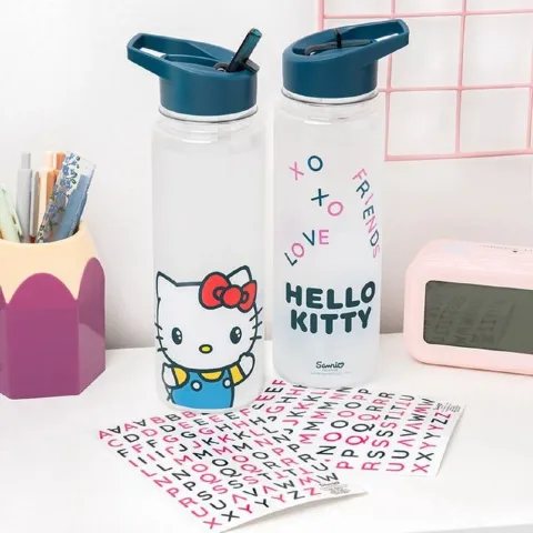 Personaliza a Garrafa Hello Kitty de 650 ml com os autocolantes incluídos. Em plástico e com palhinha