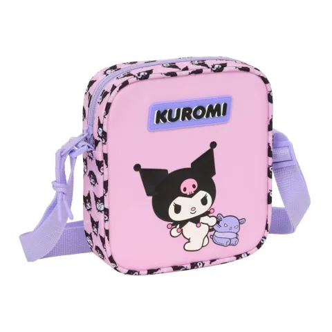 Com a Kuromi e licença Hello Kitty