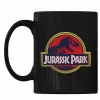 Bebe o teu café com a Caneca Logo Jurassic Park da SD Toys. Uma caneca em cerâmica para fãs do clássico de Spielberg e dos dinossauros. Descobre e compra já!