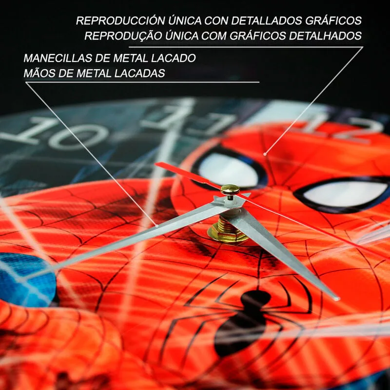 5 cm e marca as horas com estilo. Tem ponteiros de metal lacado e mecanismo silencioso. Encontra-o aqui!