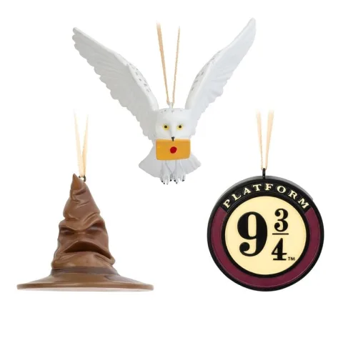 Decora a árvore de Natal com o conjunto de 3 adornos do Harry Potter. Peças de 7 cm em resina