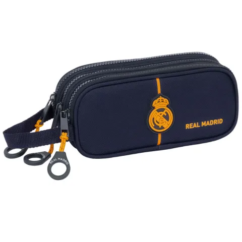 Estojo Triplo Real Madrid com três compartimentos com fecho e pega lateral. Organiza o material escolar com estilo merengue todos os dias. Encontra-o já!