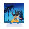 Son Goku em versão mini numa figura de 13 cm com painel