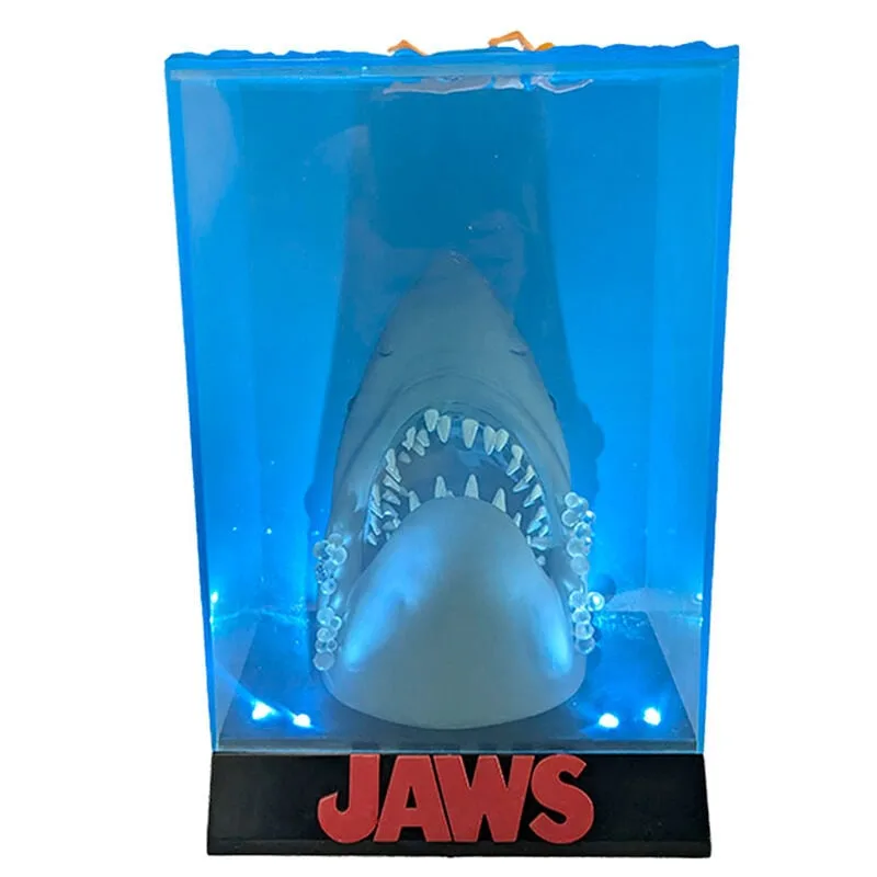 Dá vida à cena de suspense de Tubarão com a Figura Poster 3D Jaws com Luzes da SD Toys. Uma peça de coleção com base iluminada. Descobre já!
