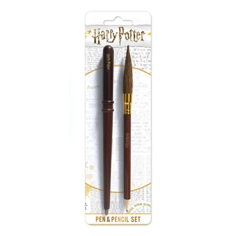 Conjunto Harry Potter com caneta em forma de varinha e lápis em forma de vassoura. Material escolar mágico para fãs da saga. Compra na Loja dos Brinquedos.