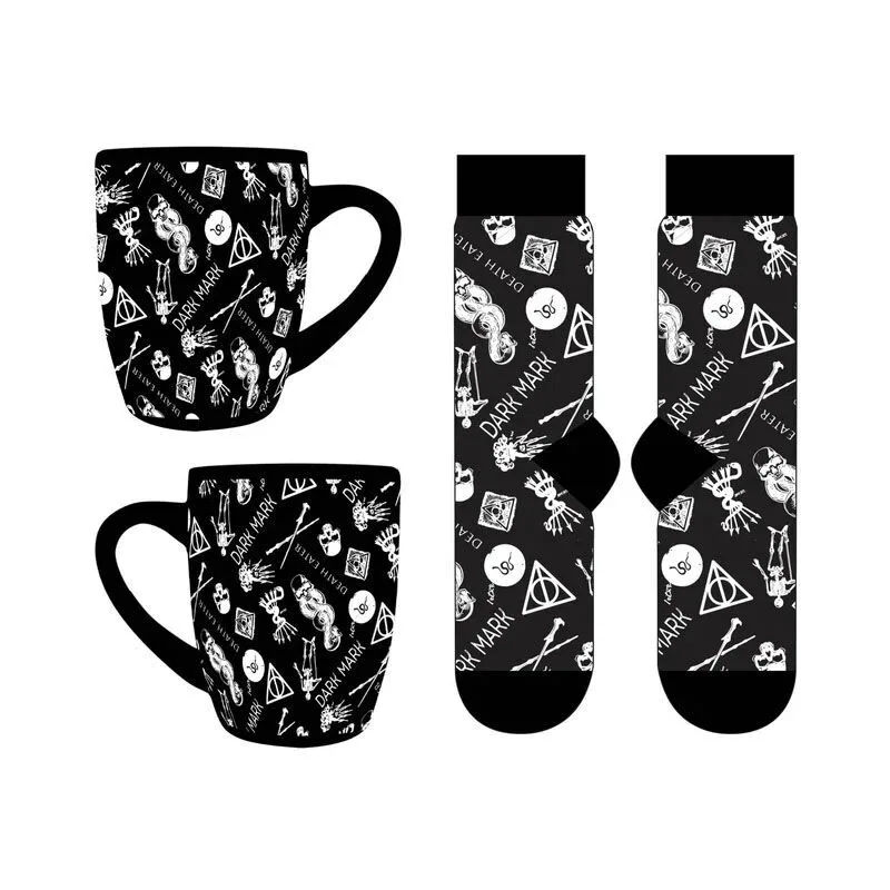 Conjunto Harry Potter com caneca de cerâmica de 315 ml e meias 36-41 com a Marca Negra. Um presente original para fãs da saga. Compra na Loja dos Brinquedos.