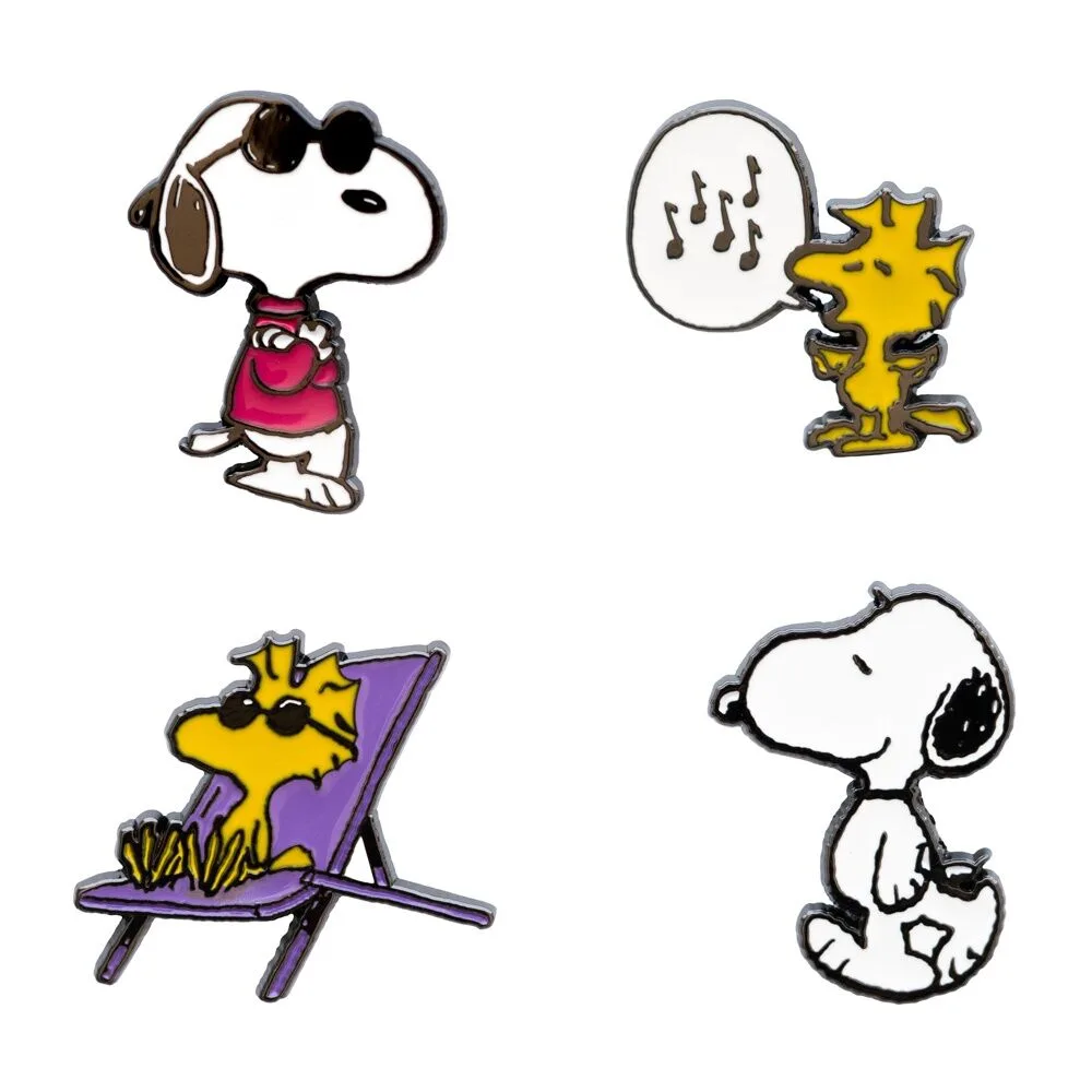 Conjunto de 4 pins Snoopy Peanuts com desenhos diferentes para personalizar mochilas e casacos. Descobre este acessório para fãs na Loja dos Brinquedos.