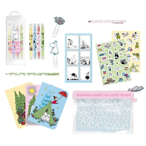 Organiza o material com o Conjunto de Papelaria Moomin da ERIK. Um kit compacto com o charme nórdico das personagens de Tove Jansson. Descobre já!