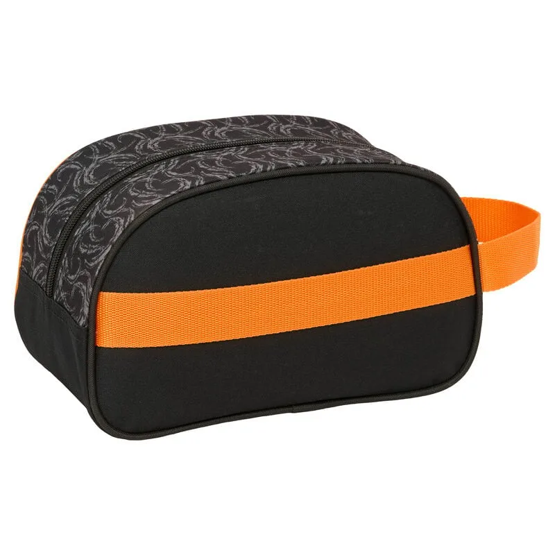pega lateral e adaptável a carro porta-mochilas. Ideal para fãs de anime em viagem. Descobre já!