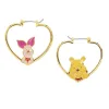 Brincos Winnie the Pooh Disney para dar um toque doce e nostálgico ao teu visual. Bijutaria temática ideal para fãs ou para oferecer. Encontra na nossa loja!