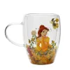 Caneca de vidro transparente com a Bela de A Bela e o Monstro entre flores amarelas e laranja