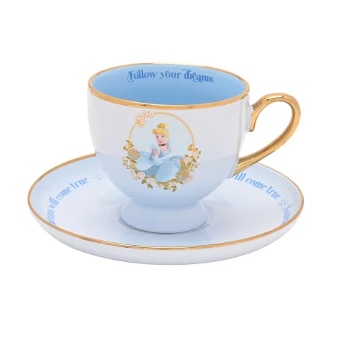 Bebe chá com a Chávena e Pires Cinderela Princesas Disney da Widdop & Co. Porcelana com motivos florais e a frase Follow your dreams. Descobre já!