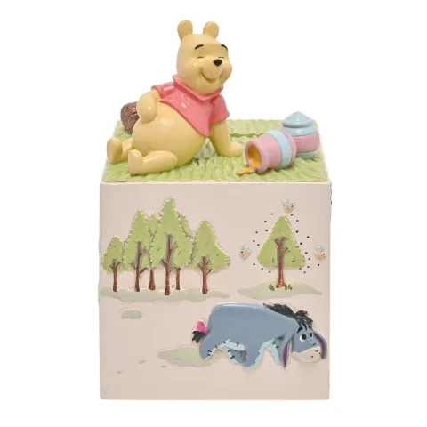 Decora e poupa com este mealheiro Winnie the Pooh Disney em resina resistente. Um presente nostálgico para os fãs dos clássicos Disney. Descobre na nossa loja!