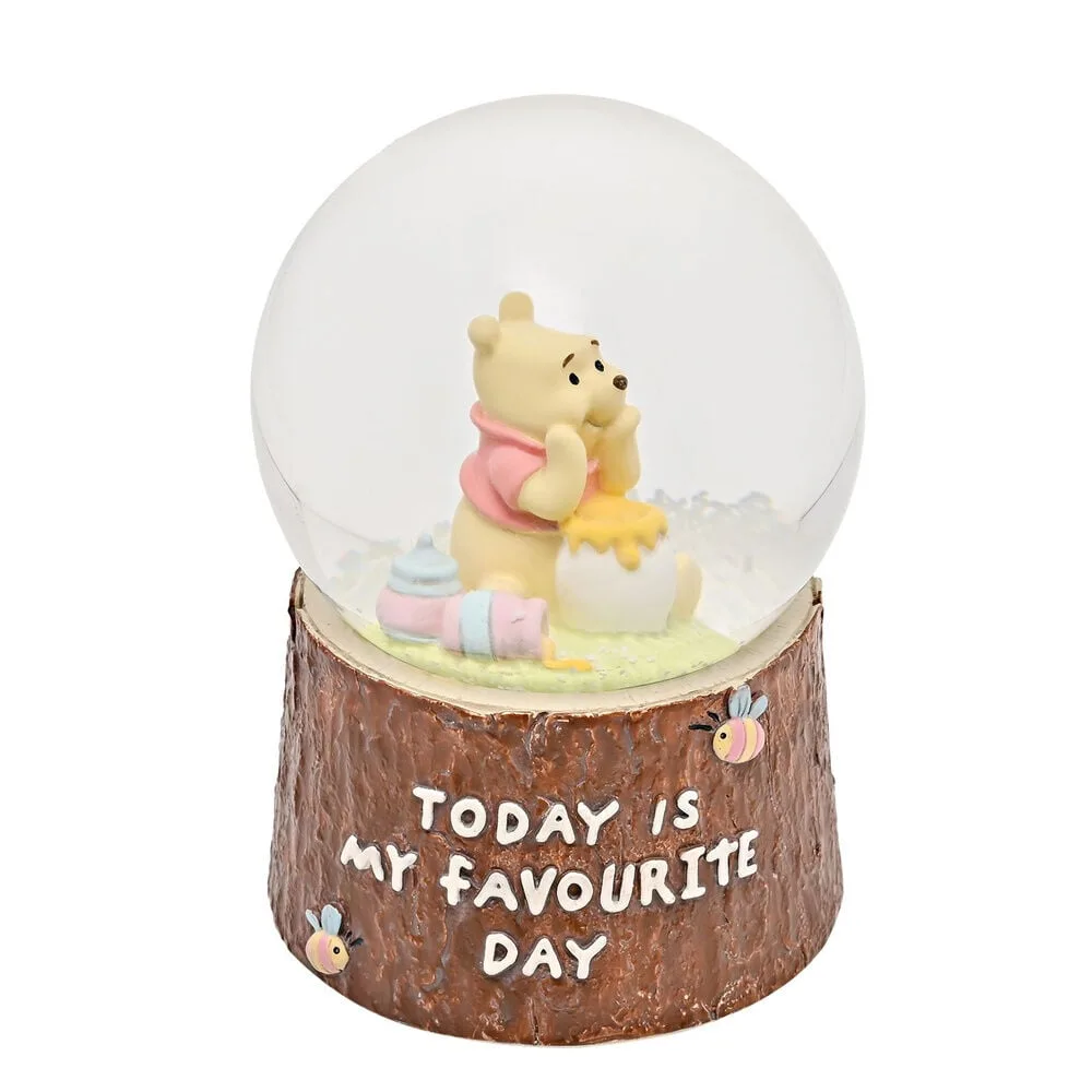 Agita a Bola de Neve Winnie the Pooh Disney e vê os flocos brilhantes a dançar. Uma peça decorativa encantadora para fãs e para oferecer. Descobre já!