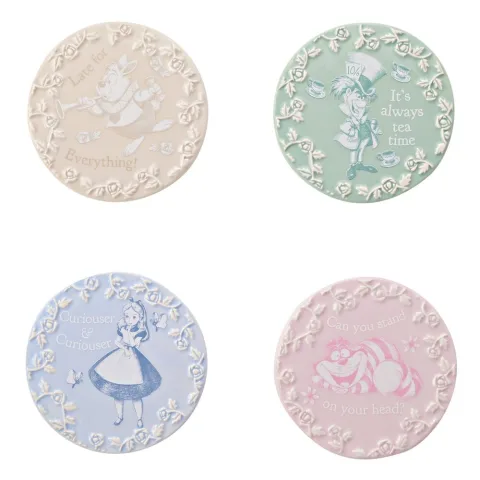 Conjunto de 4 porta-copos em cerâmica de Alice no País das Maravilhas da Disney. Proteção para a mesa e muito encanto no chá da tarde. Explora já!