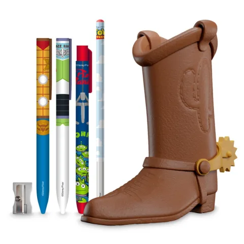 Organiza a secretária com o Conjunto de Escrita Bota do Woody da ERIK. Porta-lápis em resina com canetas