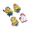 Dá um toque divertido à mochila ou ao casaco com o Set de 4 Pins Esmaltados Minions da Erik