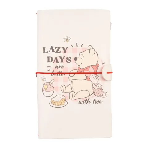 Regista memórias com o Caderno de Viagem Winnie the Pooh Disney da Erik. Dois cadernos substituíveis de 80 folhas e capa de poliuretano. Descobre já!