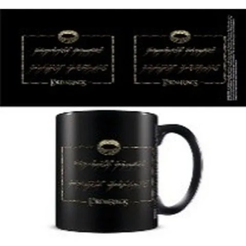 Descobre a caneca preta O Senhor dos Anéis com o Um Anel em destaque. Em cerâmica