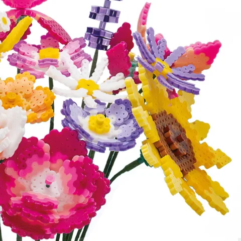 Constrói um ramo de flores em 3D com mais de 4700 peças no puzzle Smart Theory da Colorbaby. Uma atividade paciente e criativa para quem gosta de montar.