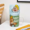 Bebe e aquece os pés com o Feliz: conjunto de caneca e meias do clássico Branca de Neve e os Sete Anões da Disney