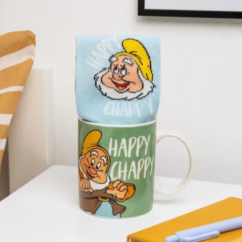 Bebe e aquece os pés com o Feliz: conjunto de caneca e meias do clássico Branca de Neve e os Sete Anões da Disney