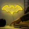 Candeeiro de parede néon LED do Batman com alimentação USB e símbolo do morcego. Explora esta peça de decoração para quartos