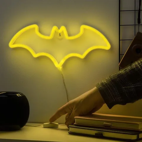 Candeeiro de parede néon LED do Batman com alimentação USB e símbolo do morcego. Explora esta peça de decoração para quartos