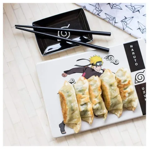 Serve sushi ao estilo Naruto com este Set de Sushi de 3 peças da Just Funky. Cerâmica com acabamento brilhante e pauzinhos de bambu. Descobre este presente!